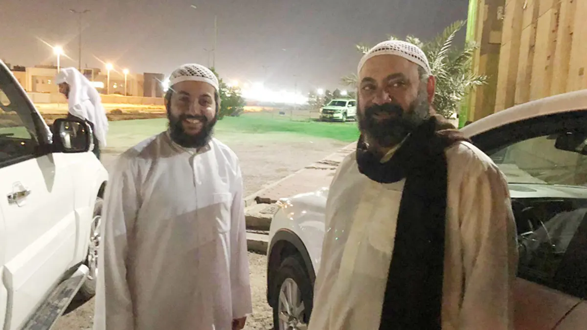 الكويت.. الطبطبائي ينهار بالبكاء حزنًا على والدته عقب خروجه من السجن (فيديو)