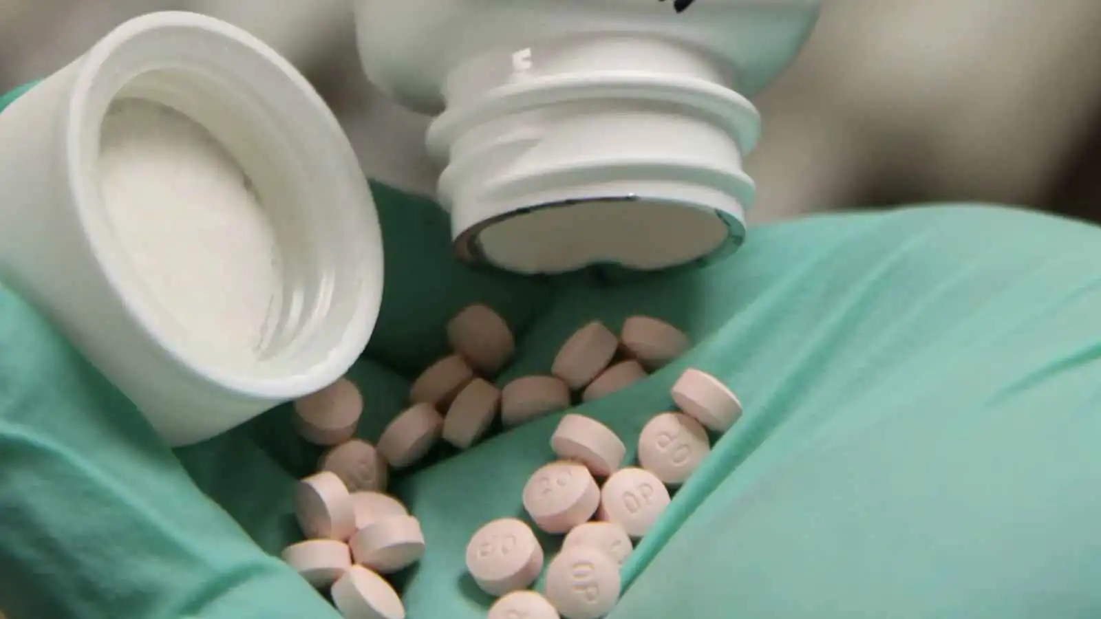 بسبب حصار السويداء.. ثمانينية تستغني عن دوائها للأصغر سناً