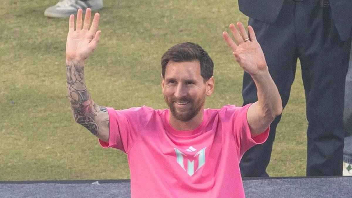 سعرها يقارب مليون جنيه إسترليني.. ملياردير هندي يفاجئ ميسي بـ"ساعة نادرة"