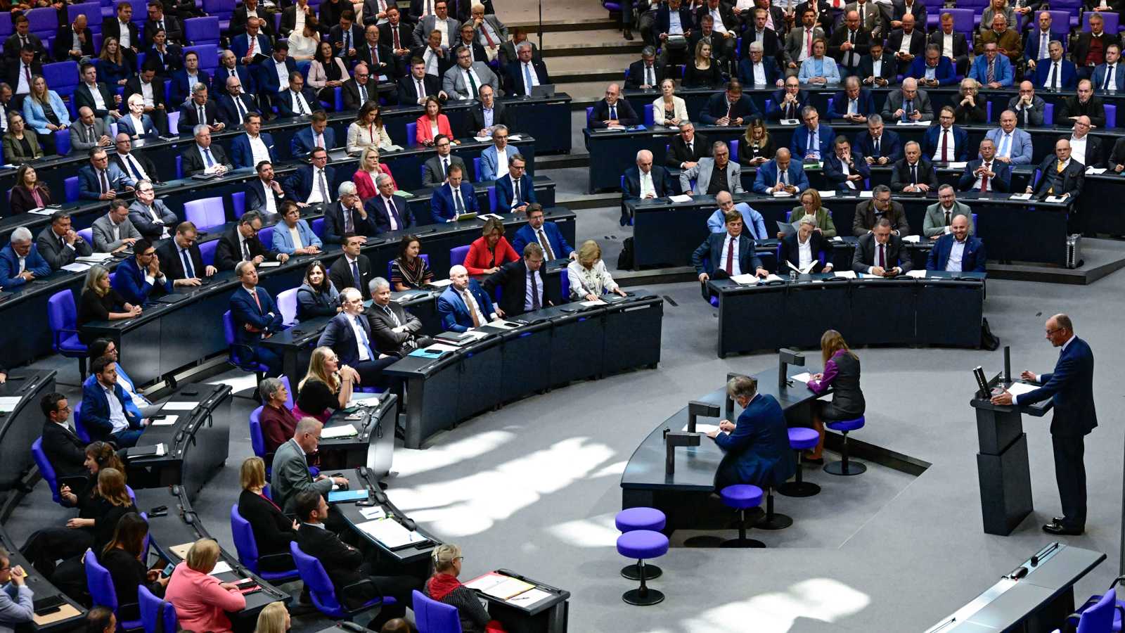 لحظة دخول زيلينسكي.. تعرض البرلمان الألماني لهجوم سيبراني