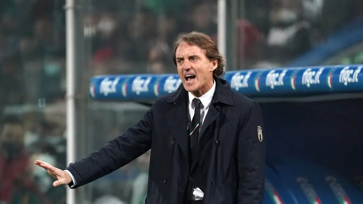 روبرتو مانشيني حريص على البقاء مدربا لمنتخب إيطاليا رغم الفشل في التأهل إلى كأس العالم