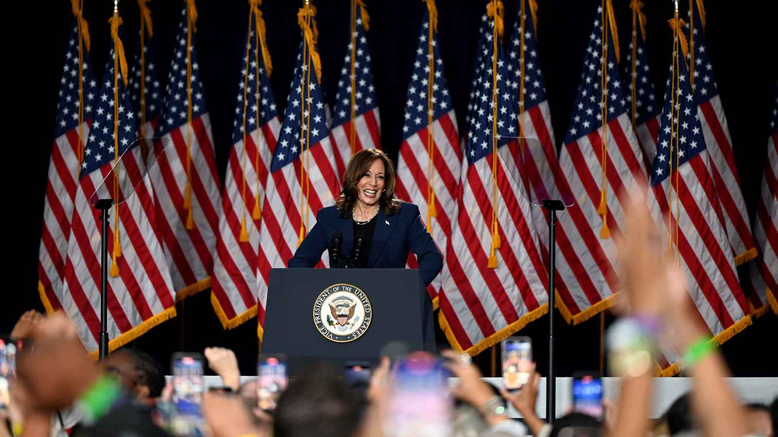 هاريس تدعو ترامب إلى مناظرة بـ"مكبرات الصوت الساخنة"