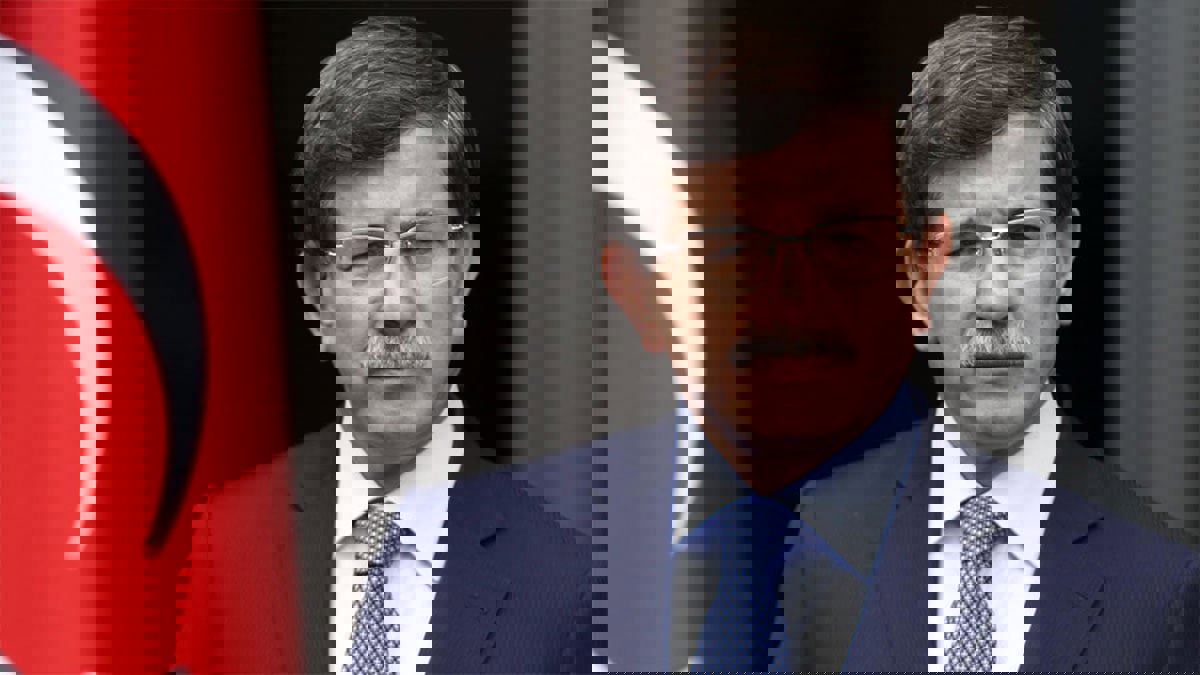 داود أوغلو  يتهم أردوغان بتبديد 16 مليار دولار