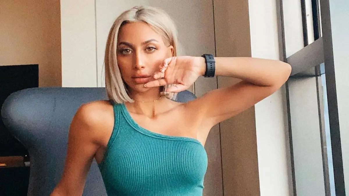 انتقادات تطال مودل روز بعد جلسة تصوير "جريئة" مع ثعبان