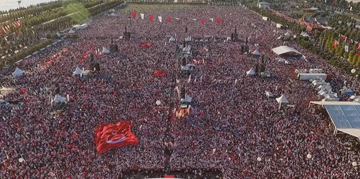 حشد مليوني يختتم مسيرة العدالة باسطنبول رفضا لـ "سطوة" أردوغان