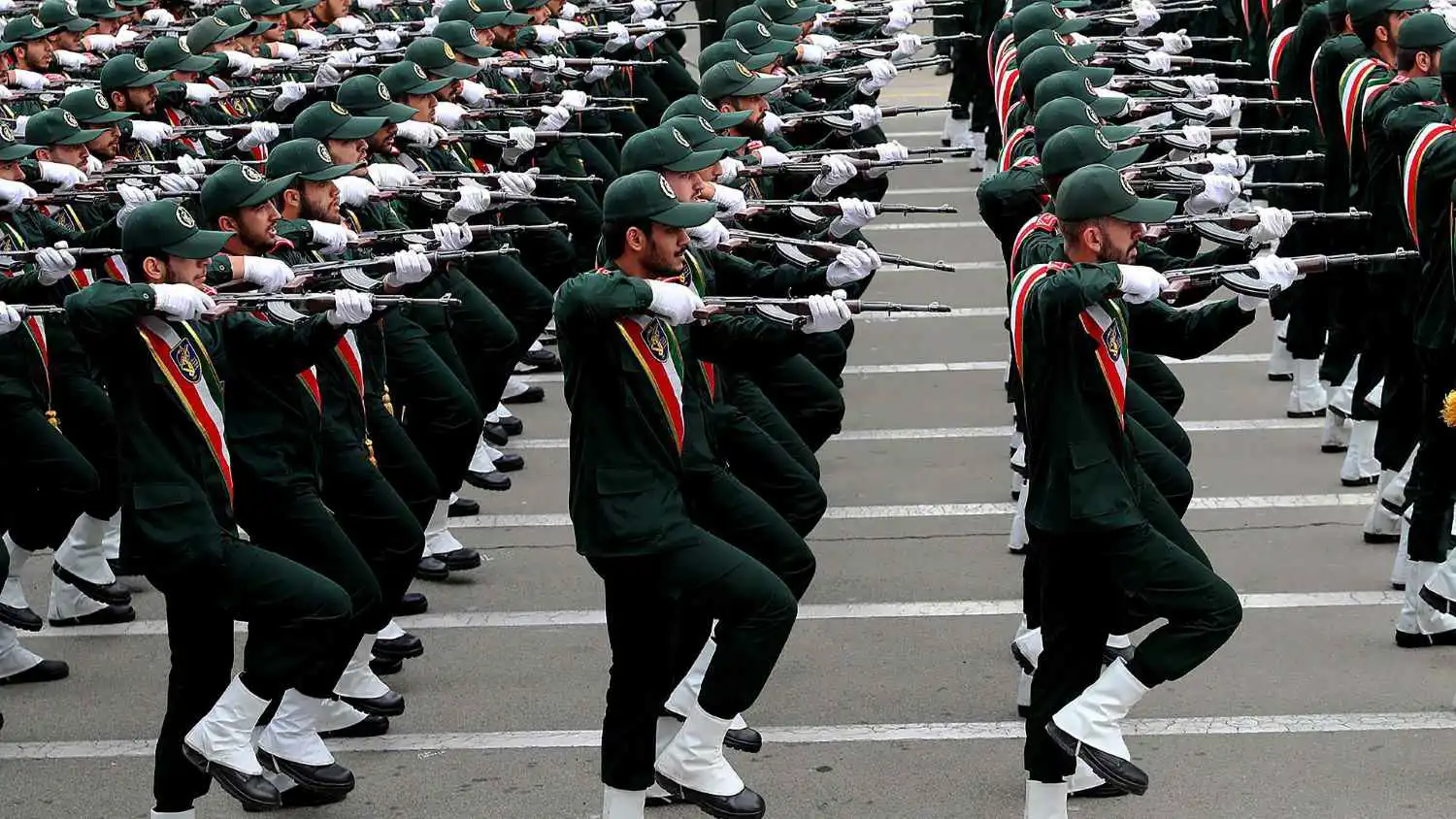 خلف الخطوط.. ماذا يحدث داخل الجيش الإيراني؟