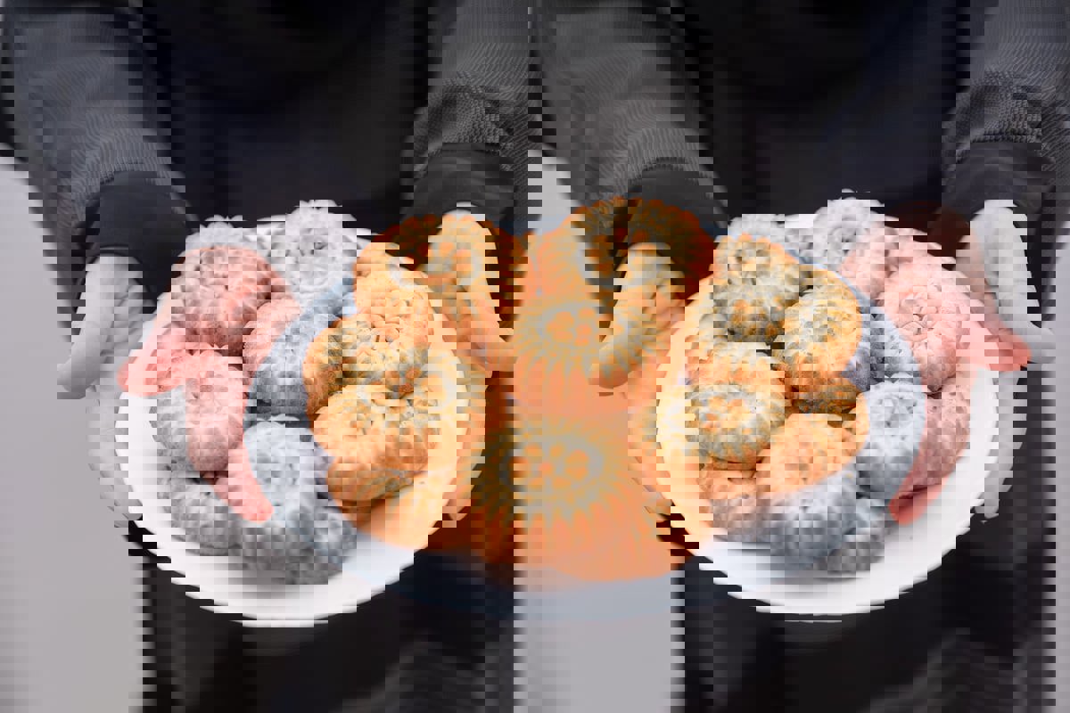 في مشهد لافت.. قبطيّ يوزع الحلوى على المصلين عقب صلاة العيد (صور)