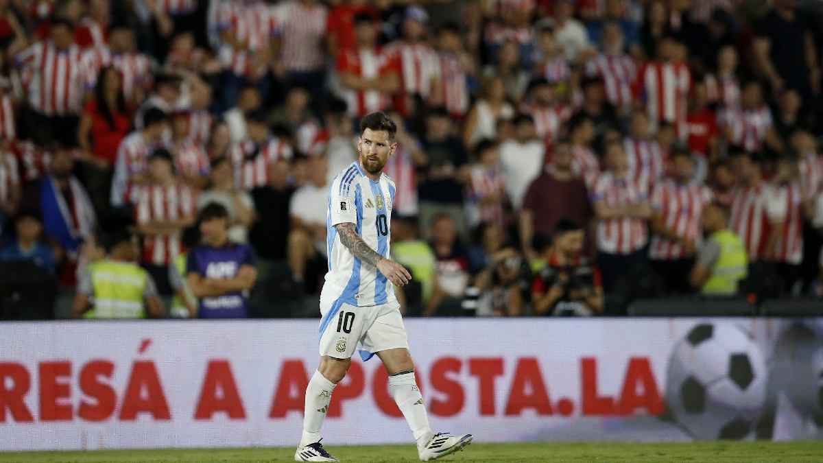 انقلب السحر على الساحر.. مشجع يستفز ميسي ب"رونالدو" (فيديو)