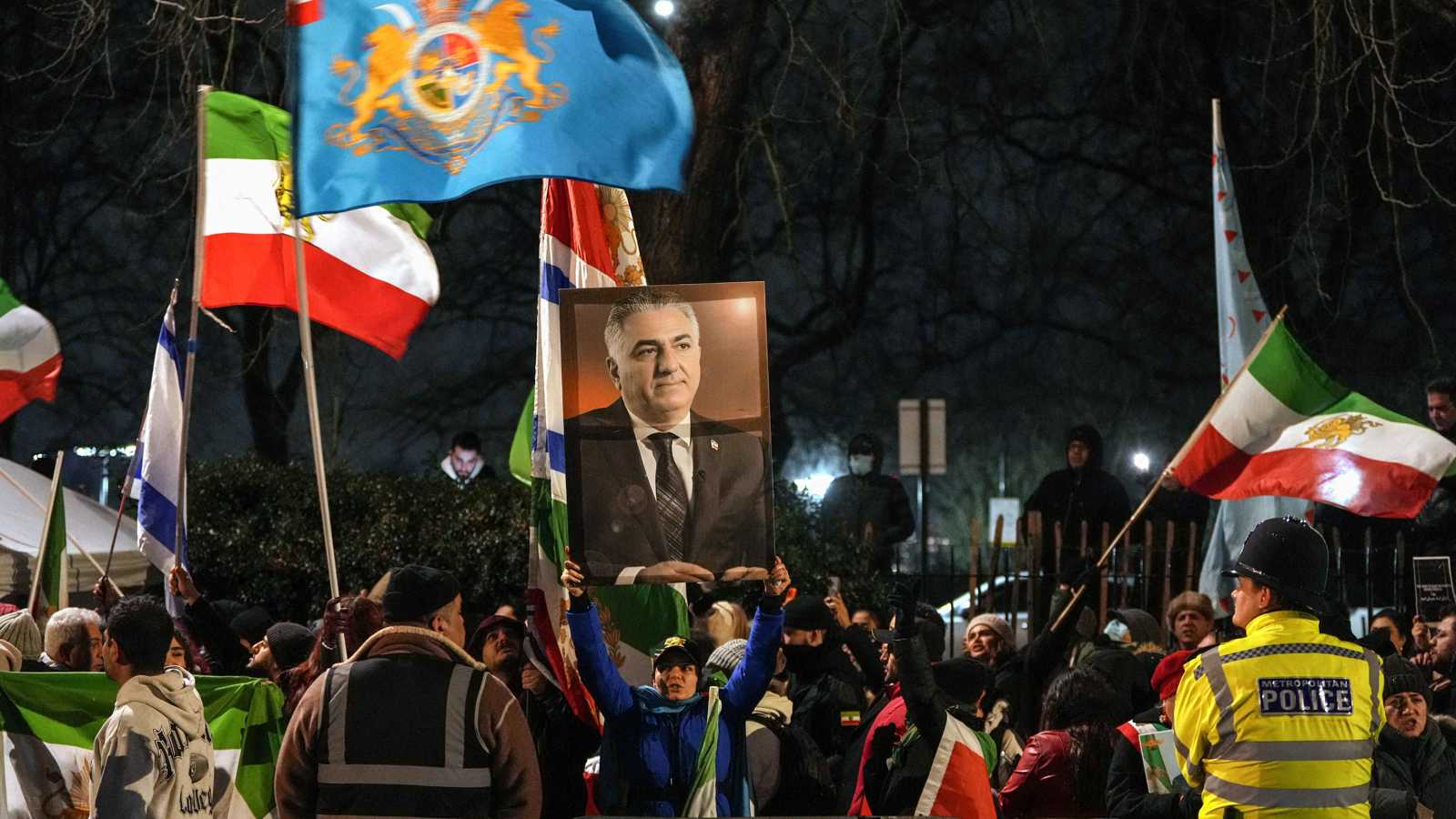 إيراني يرفع علم عهد الملكية على مبنى السفارة بلندن (فيديو)