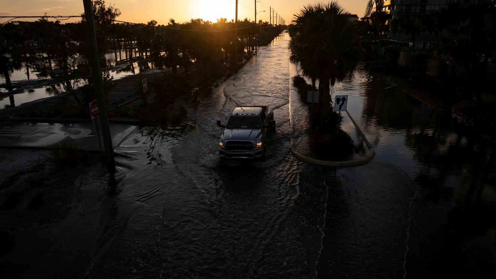 "ميلتون" يقطع الكهرباء عن ملايين الأمريكيين (فيديو)