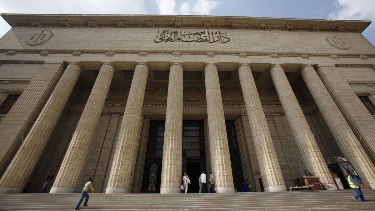 مصري يرتكب جريمة بشعة بحق قاتل شقيقه داخل المحكمة