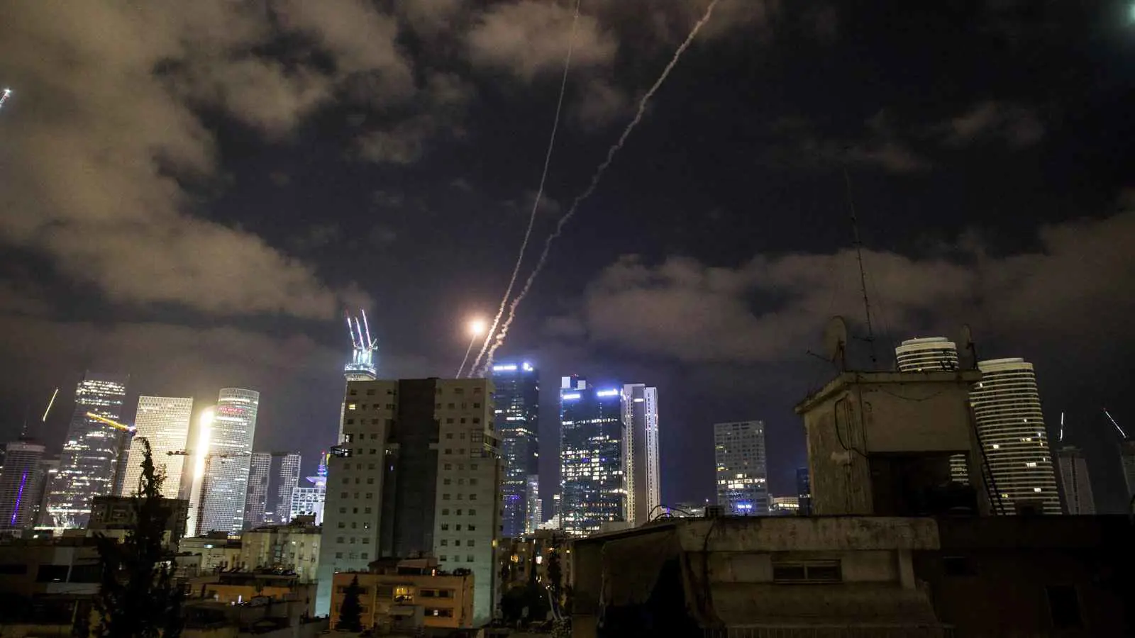 إعلام إيراني: إطلاق موجة كبيرة من الصواريخ باتجاه إسرائيل