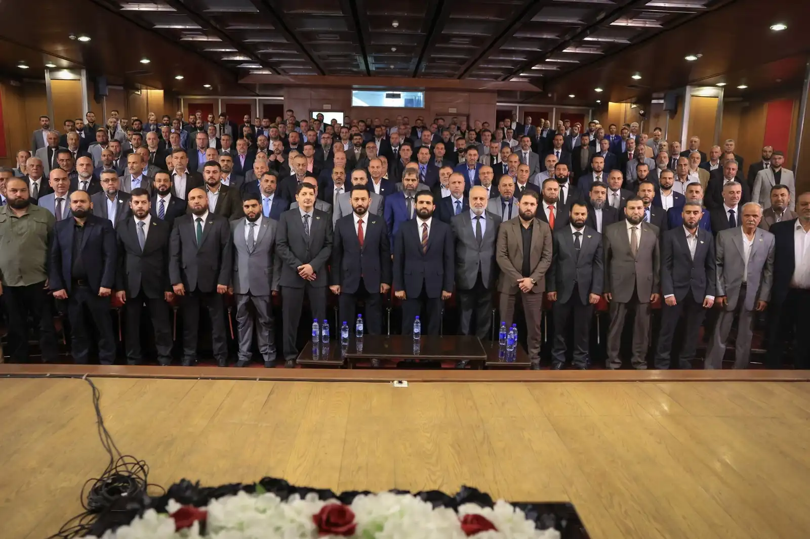 صورة جماعية للوزير مع الضباط