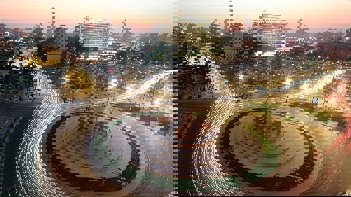 مرددا "الله أكبر".. ضبط شخص حاول تحطيم تماثيل أثرية وسط القاهرة (فيديو)