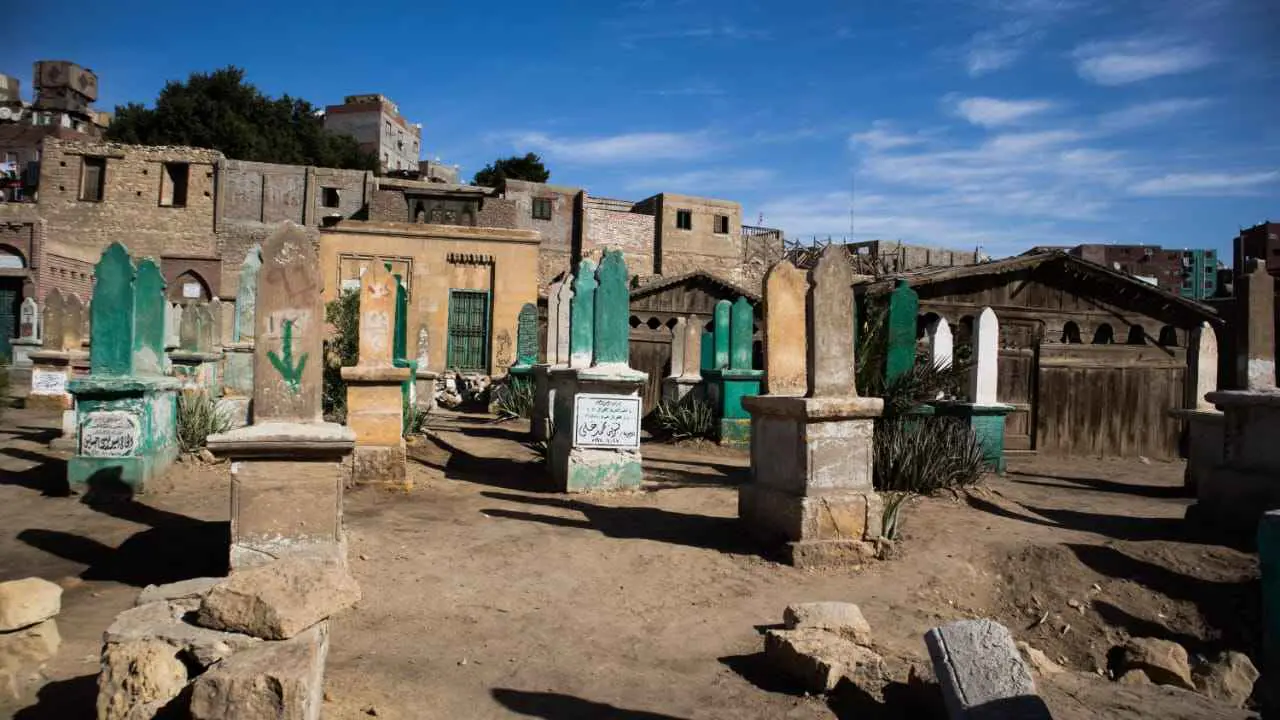 مصر.. ابنة تشارك في قتل والدتها وإخفاء جثتها في مقبرة