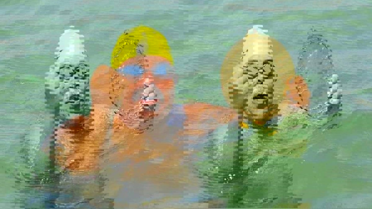 عمره 70 عاما وخاض 60 ساعة سباحة دون توقف.. التونسي نجيب بالهادي يتطلع إلى تحد جديد (حوار)