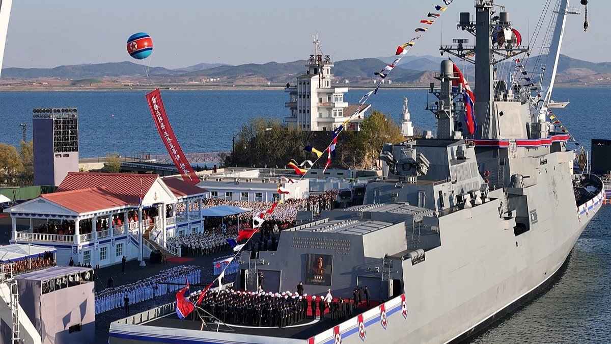 كوريا الشمالية تحقق في حادث تحطم سفينة حربية خلال تدشينها