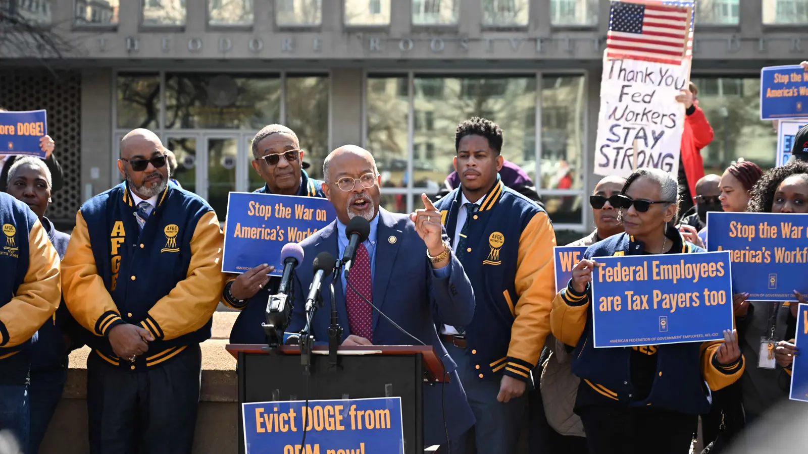 قاضية أمريكية تعلق خطط ترامب لتسريح موظفين حكوميين