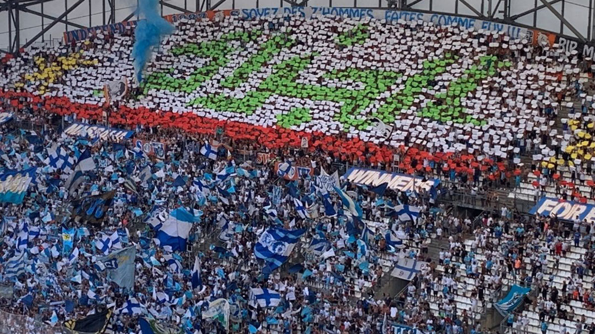 تيفو "الجزائر" باللغة العربية يزين مدرجات ملعب مباراة مارسيليا وريمس في الدوري الفرنسي (صور وفيديو)