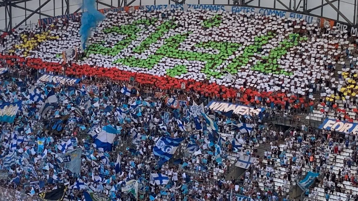 تيفو "الجزائر" باللغة العربية يزين مدرجات ملعب مباراة مارسيليا وريمس في الدوري الفرنسي (صور وفيديو)