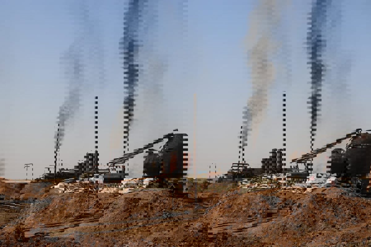 "خطورة صحية بالغة".. حرّاقات النفط تهدد حياة سكان شمال سوريا