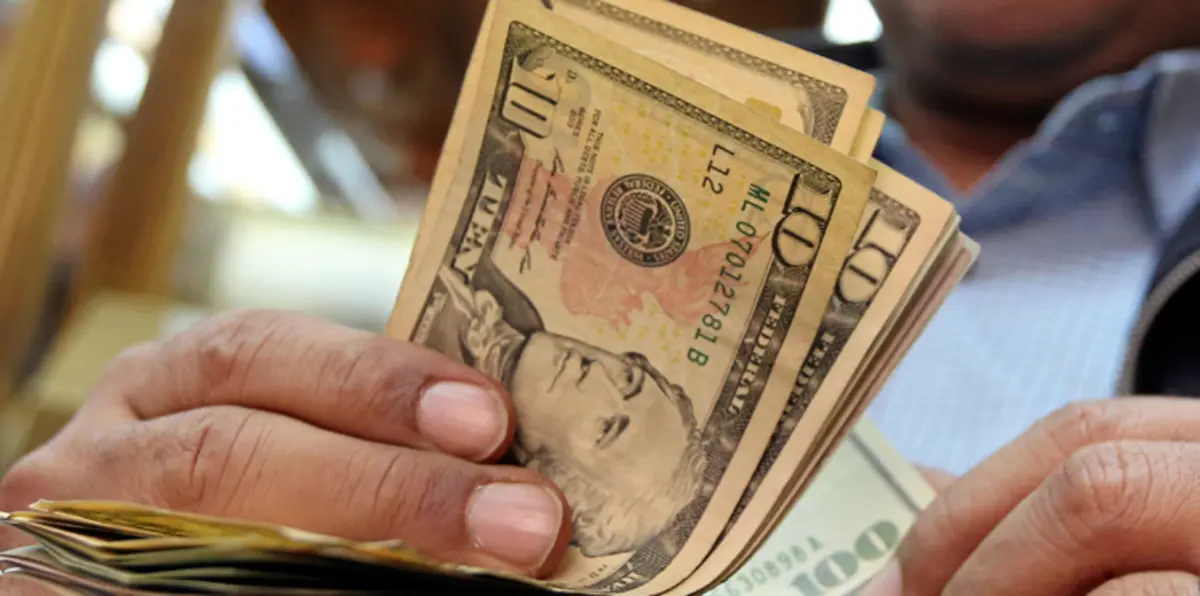 مصر تخفض سعر الدولار الجمركي إلى 16 جنيها