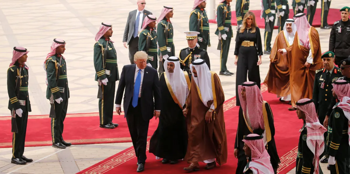 ترامب في الرياض وعاصفة سياسية تنفجر خلفه في واشنطن