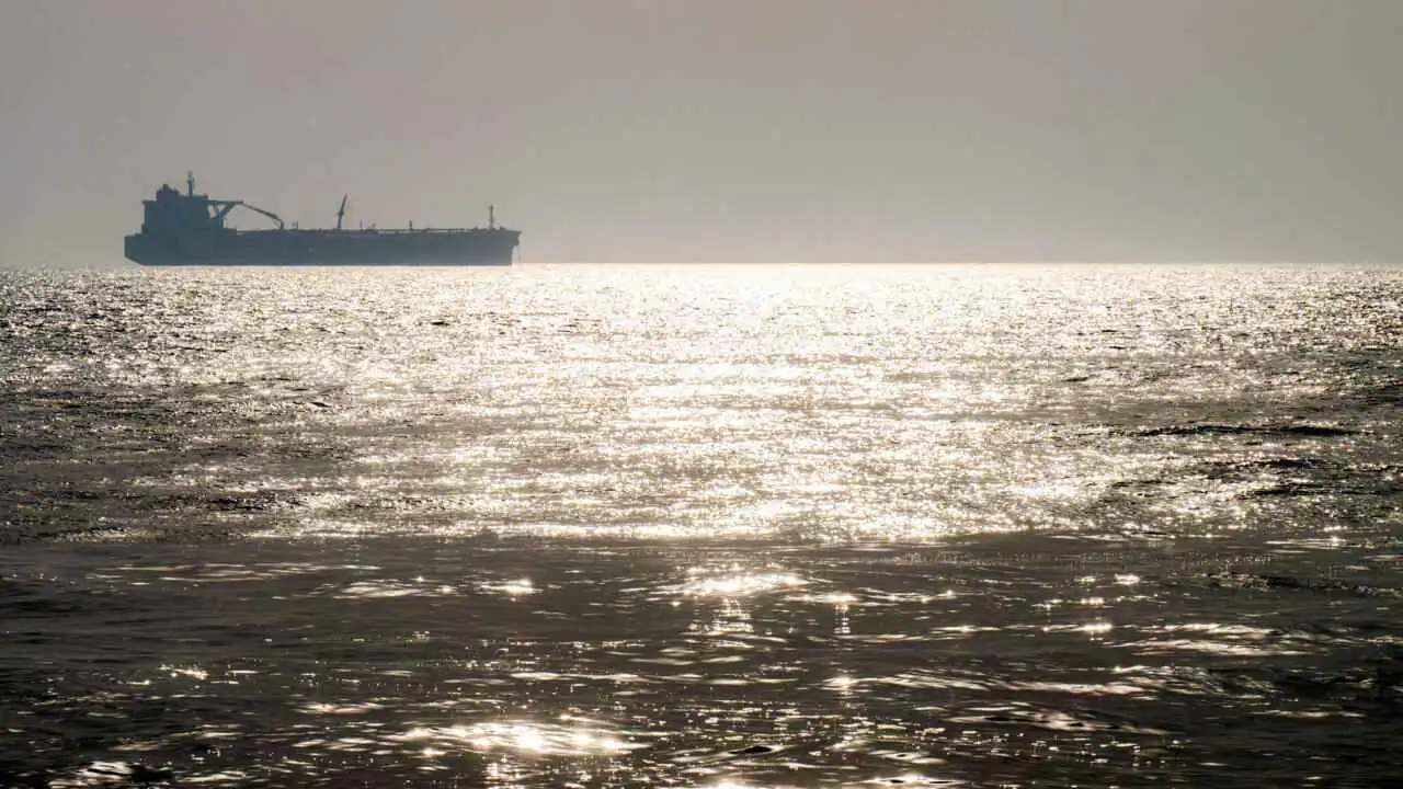 العراق على خط "حرب الناقلات".. هل تنتقل المواجهة البحرية لسواحل البصرة؟