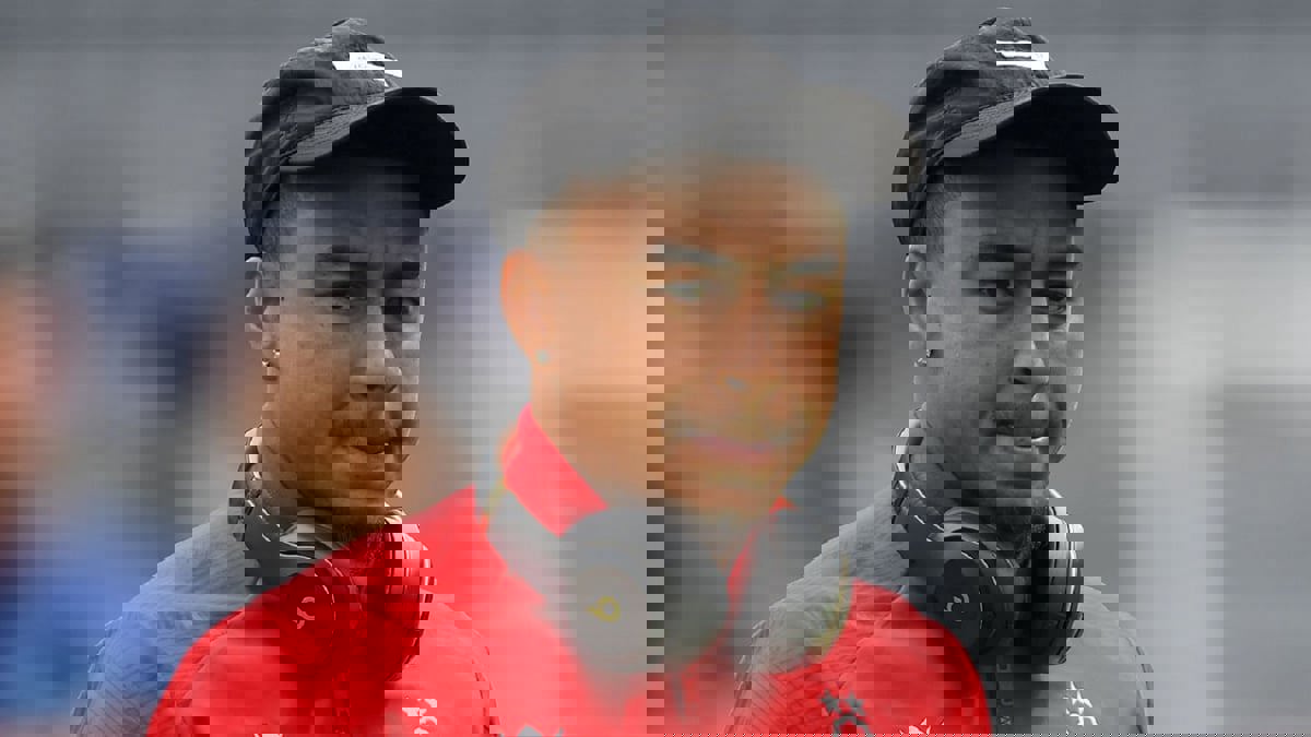 مشجعو ويستهام يلقون أموالا مزيفة على لينغارد لرفضه العودة للهامرز (صور)