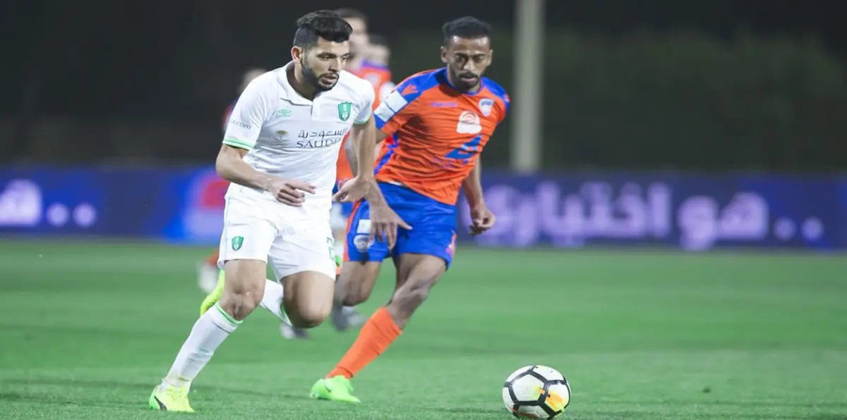 إعلامي يتعهد بحلق شاربه حال فوز الأهلي بالدوري السعودي (فيديو)