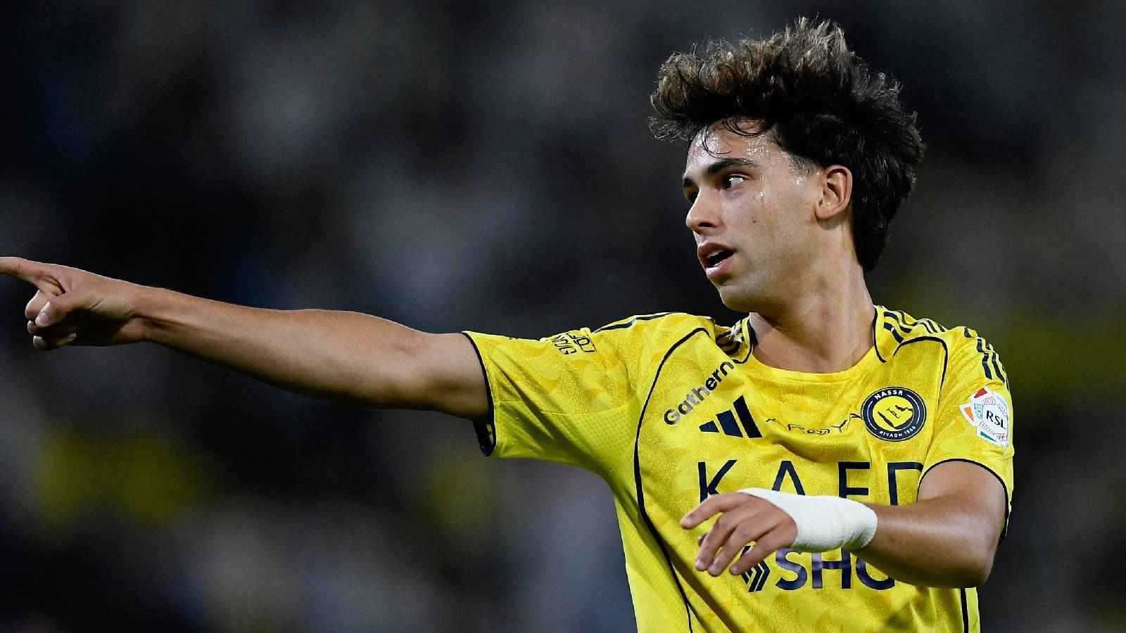 جواو فيليكس يتلقى جائزة ذهبية قبل لقاء النصر والخليج