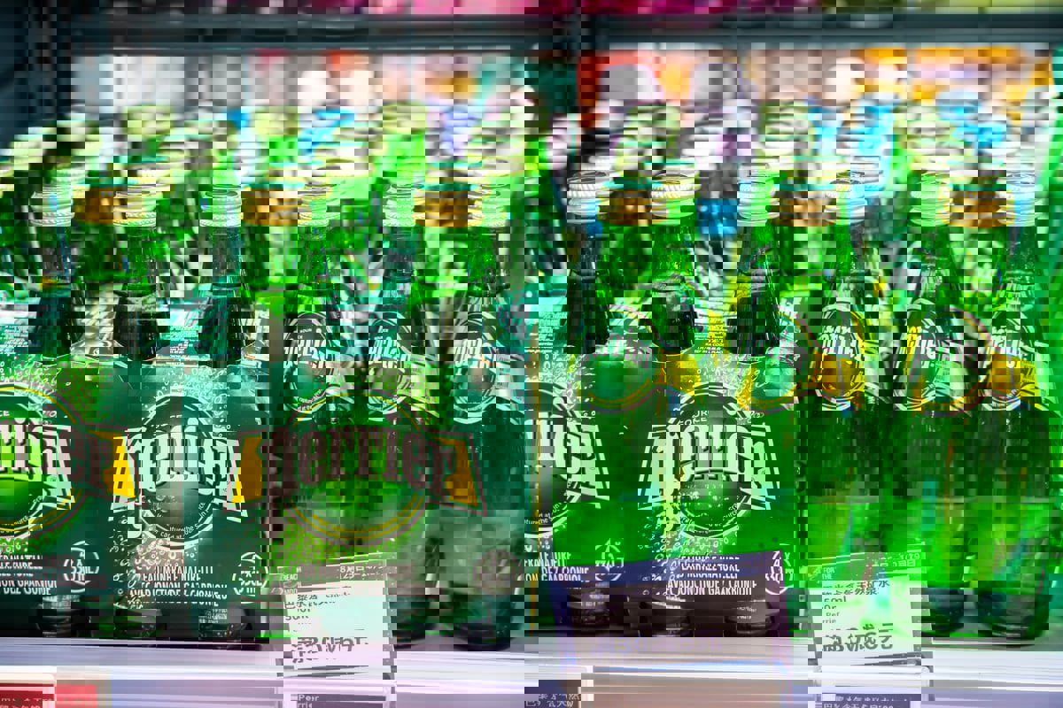 "نستله" تتلف مليوني زجاجة "بيرييه" بعد اكتشاف "بكتيريا برازية"