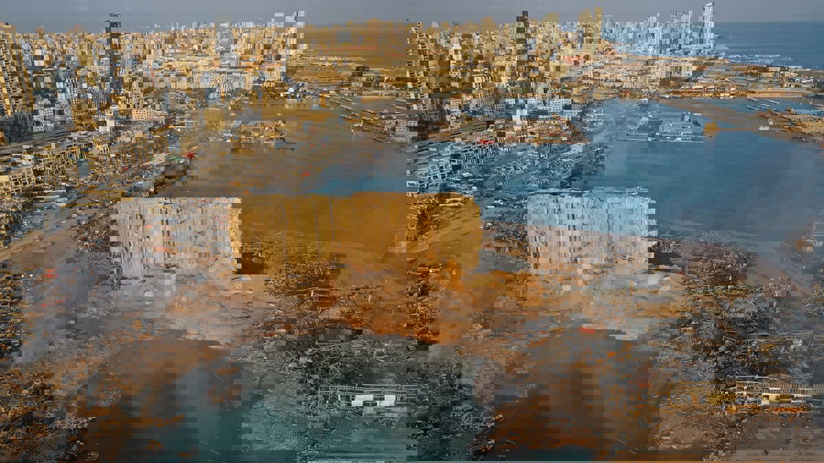 لبنان.. مذكرة توقيف غيابية بحق وزير سابق في قضية انفجار مرفأ بيروت