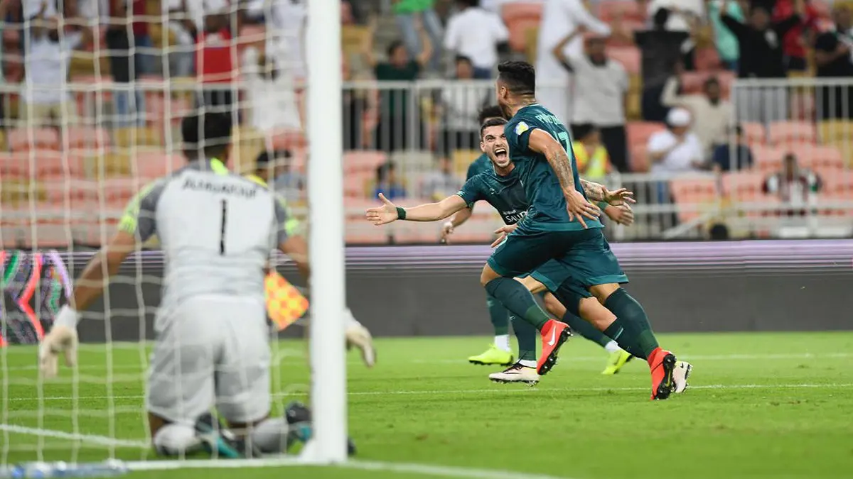 مباراة الهلال والأهلي.. شاهد قذف عبدالله المعيوف بزجاجات المياه (فيديو)