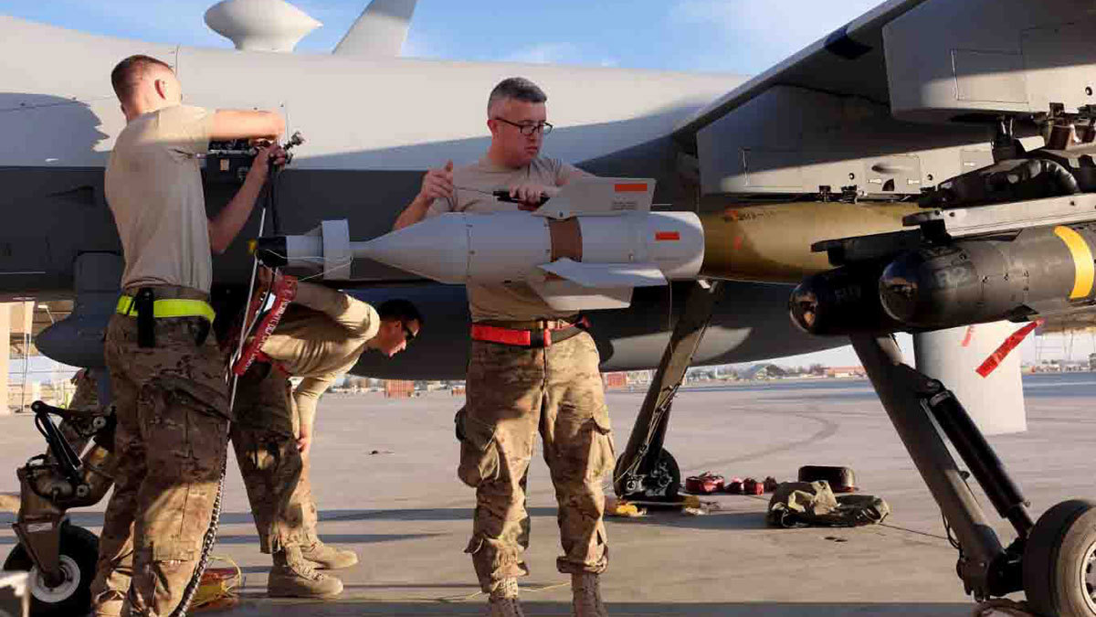 أمريكا تشن ضربة ضد جماعة تدعمها إيران في سوريا.. و"المرصد" يؤكد سقوط 17 قتيلا