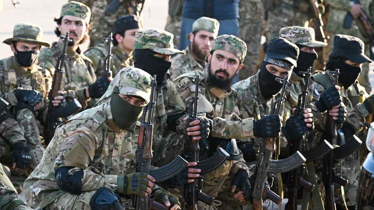 "الأشباح السوداء".. هل ينقل المقاتلون الأجانب معركتهم مع الروس إلى سوريا؟