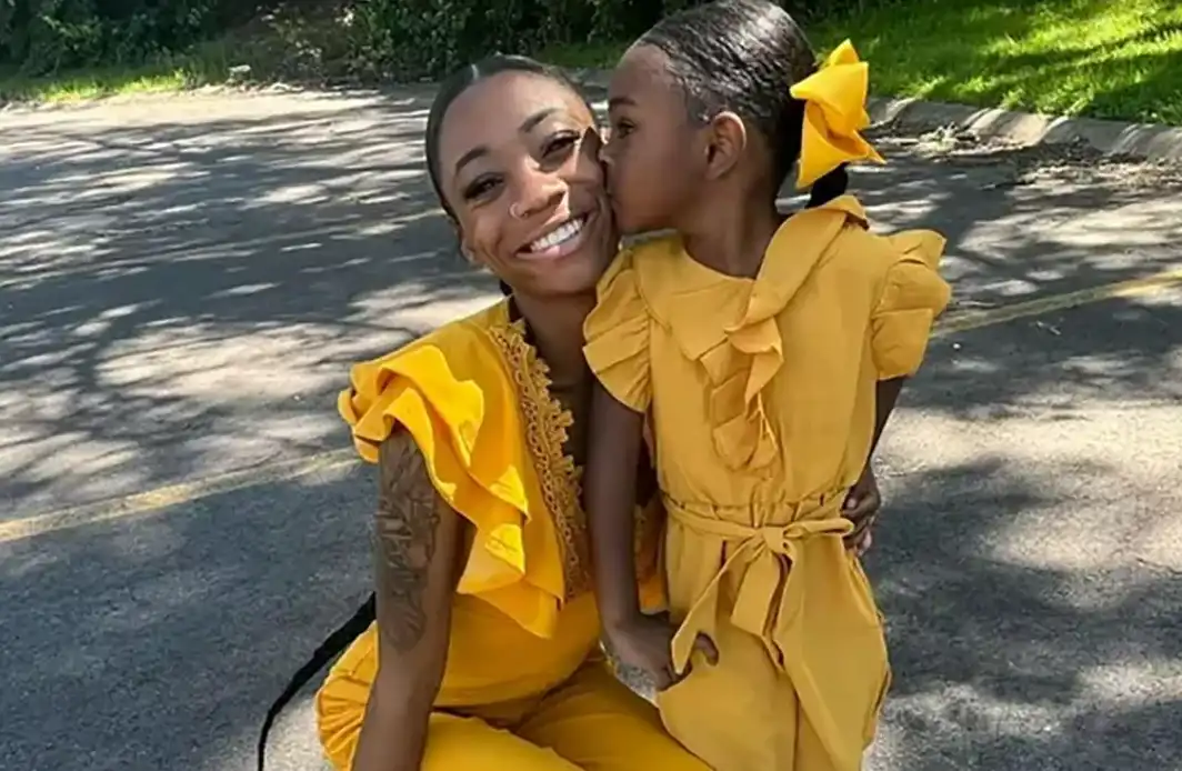 الأم الضحية مع ابنتها