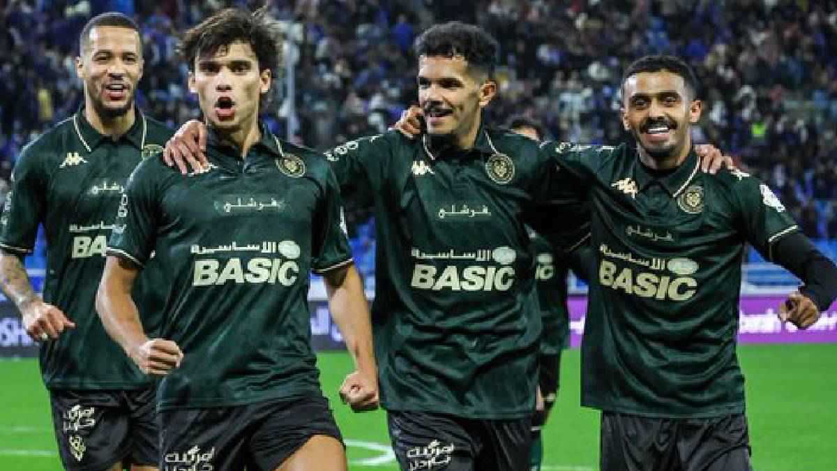 مبلغ مالي و3 لاعبين.. الأهلي السعودي يشعل صفقة نجم الخلود 