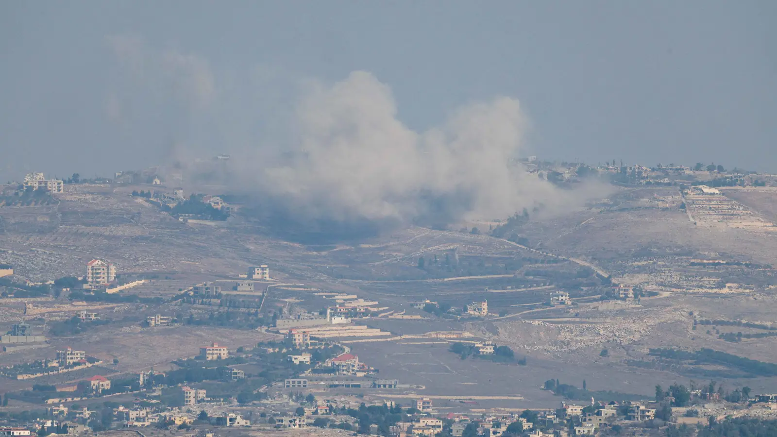 الغارات تُمطر جنوب لبنان وشمال إسرائيل بعشرات الصواريخ (فيديو)