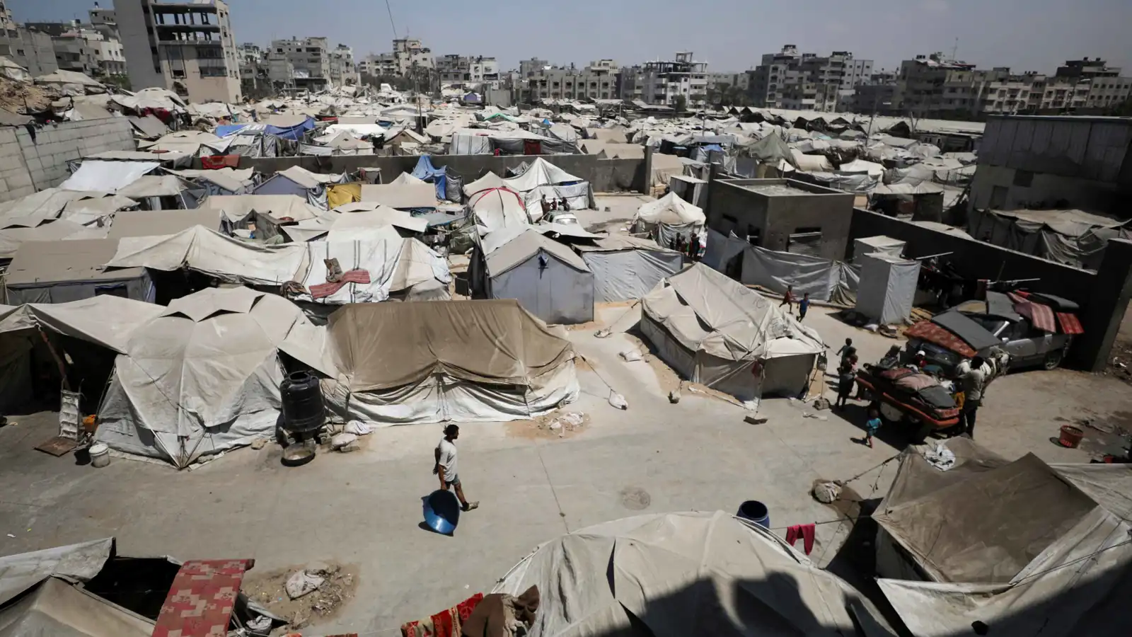 قصف إسرائيلي على خيام النازحين في "منطقة إنسانية" جنوبي غزة