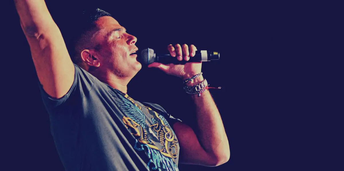 بعد رفضه أداء الأغنية.. مؤلف "قال فاكرينك" يفتح النار على عمرو دياب