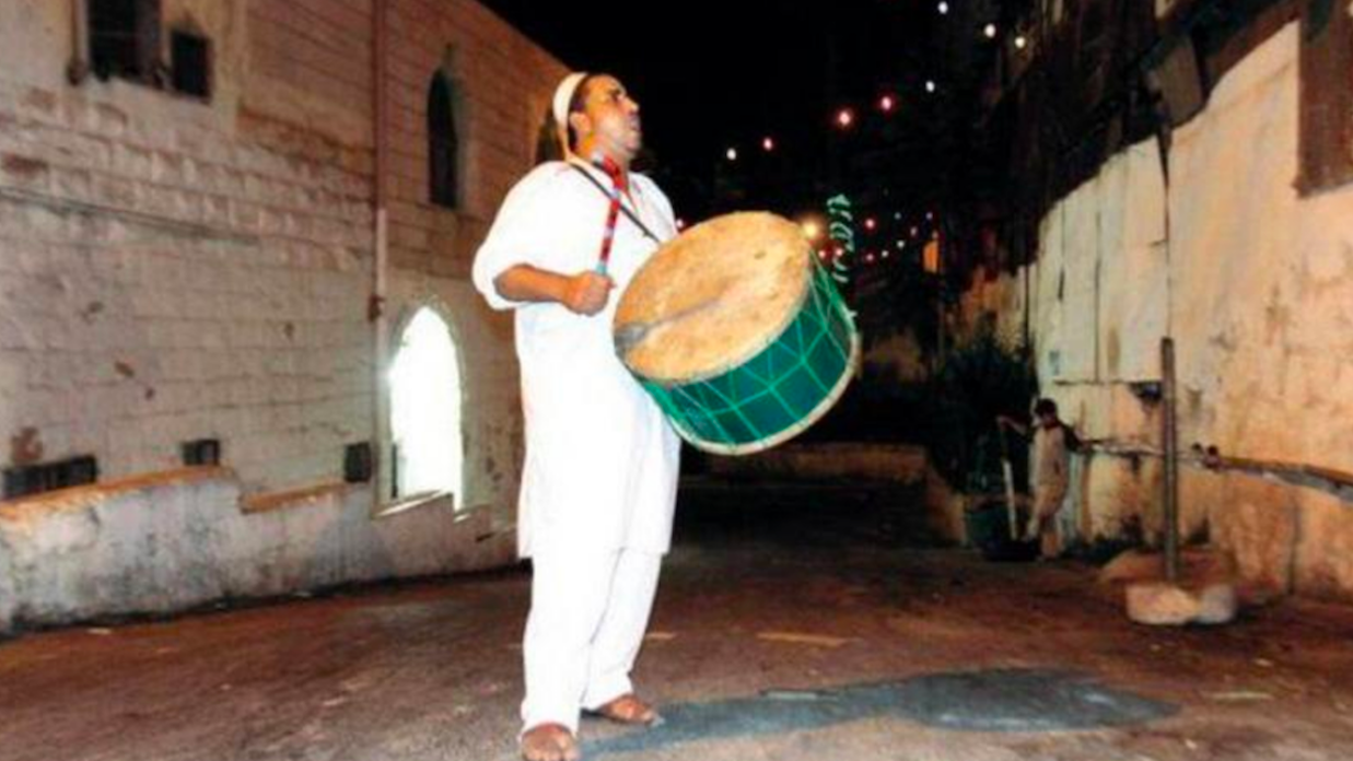 "بوطبيلة" المسحّراتي.. مهنة تتحدى الزمن في تونس