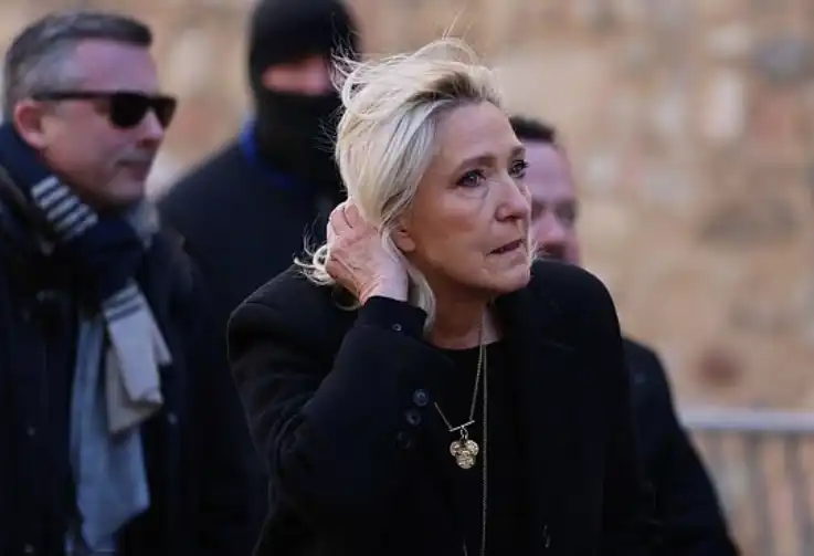 لحظة وصول مارين لوبان إلى الجنازة