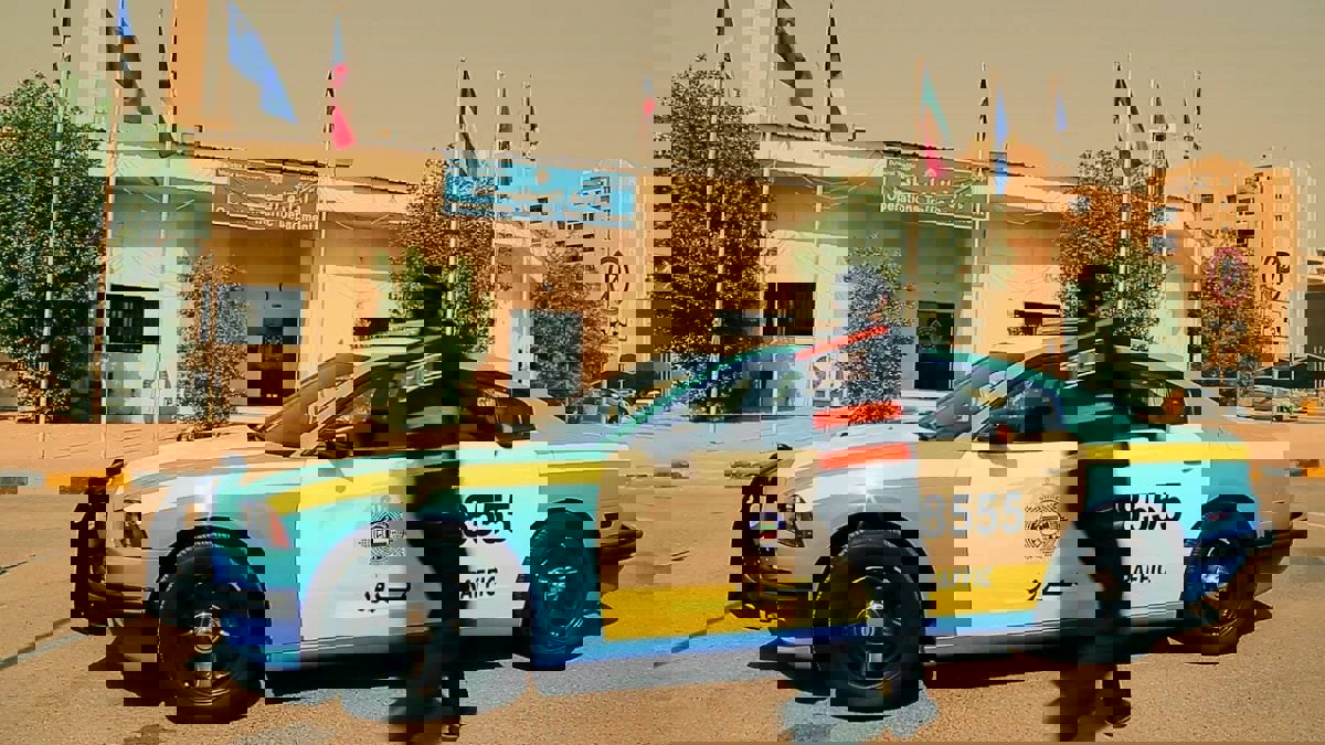 بعد أن حرر له مخالفة.. ضابط كويتي يدهس شرطي مرور