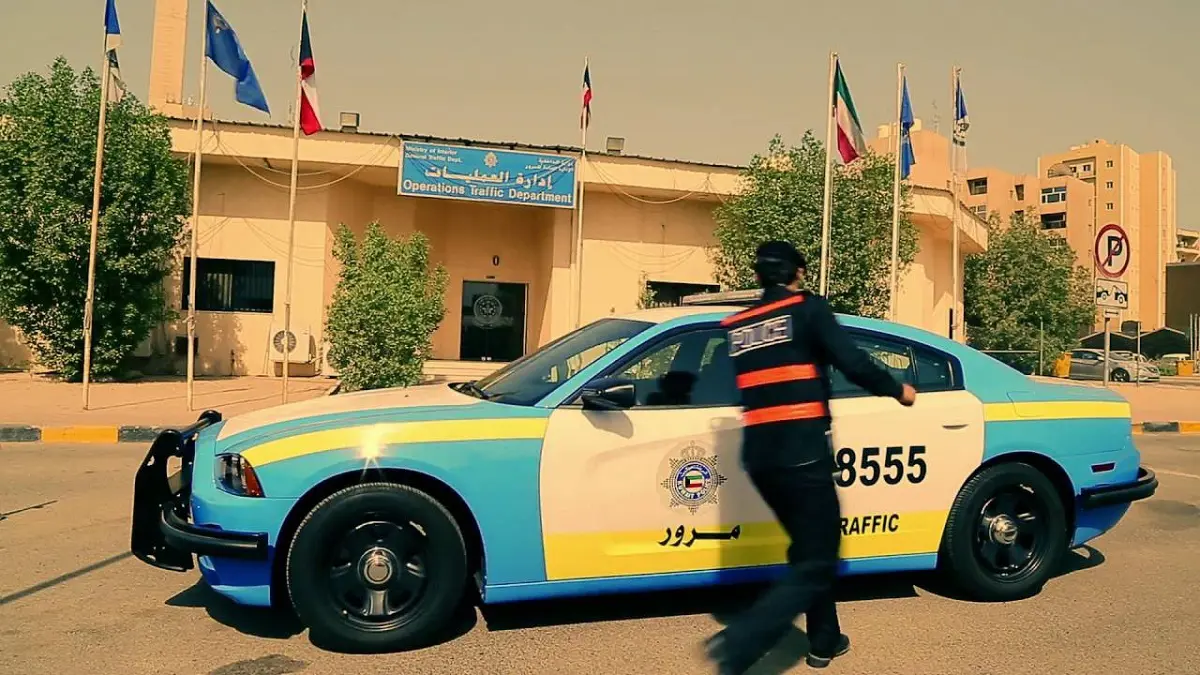 بعد أن حرر له مخالفة.. ضابط كويتي يدهس شرطي مرور