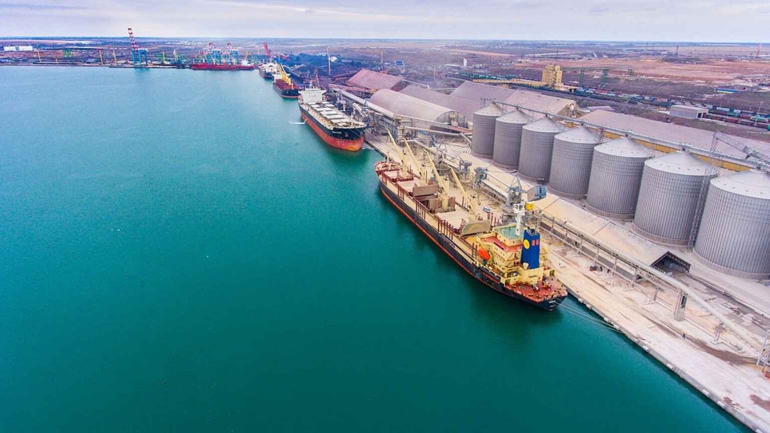 نُذر أزمة في لبنان.. سفينة "قمح مسروق" تتجه إلى مرفأ بيروت