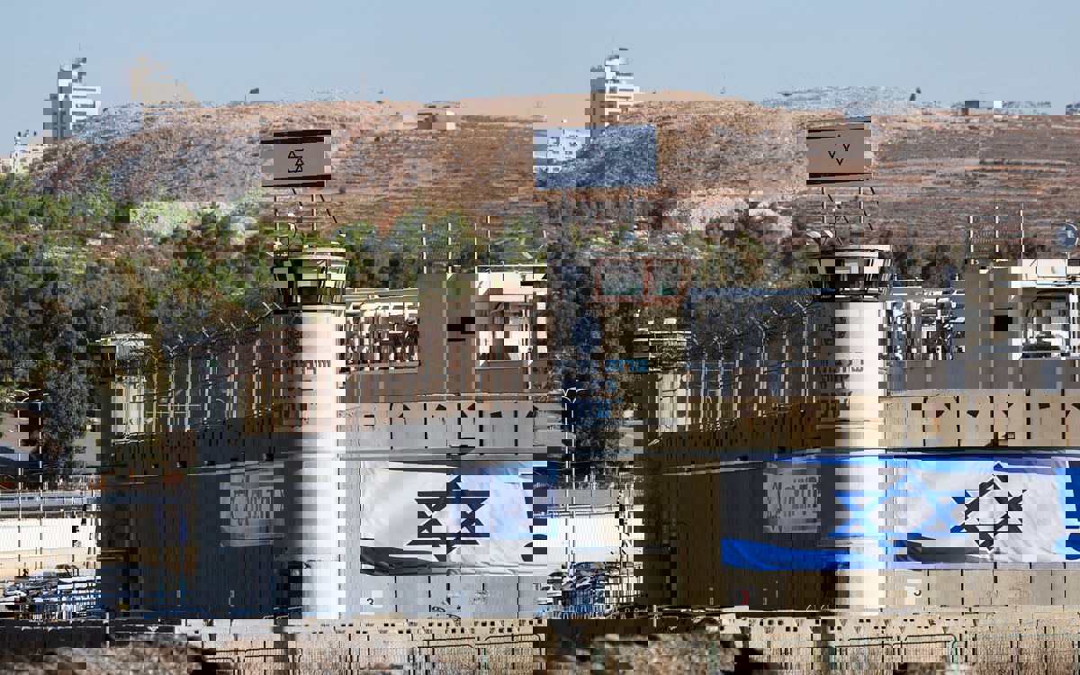 لاكتظاظ السجون.. إسرائيل تضطر للإفراج عن فلسطينيين وتقليل الاعتقالات 