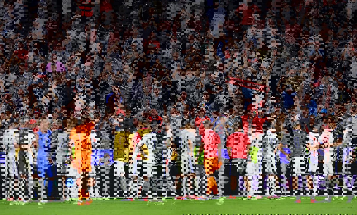 أكواب الجعة على وجوه زوجات اللاعبين.. تصرف غريب من جماهير إنجلترا الغاضبة