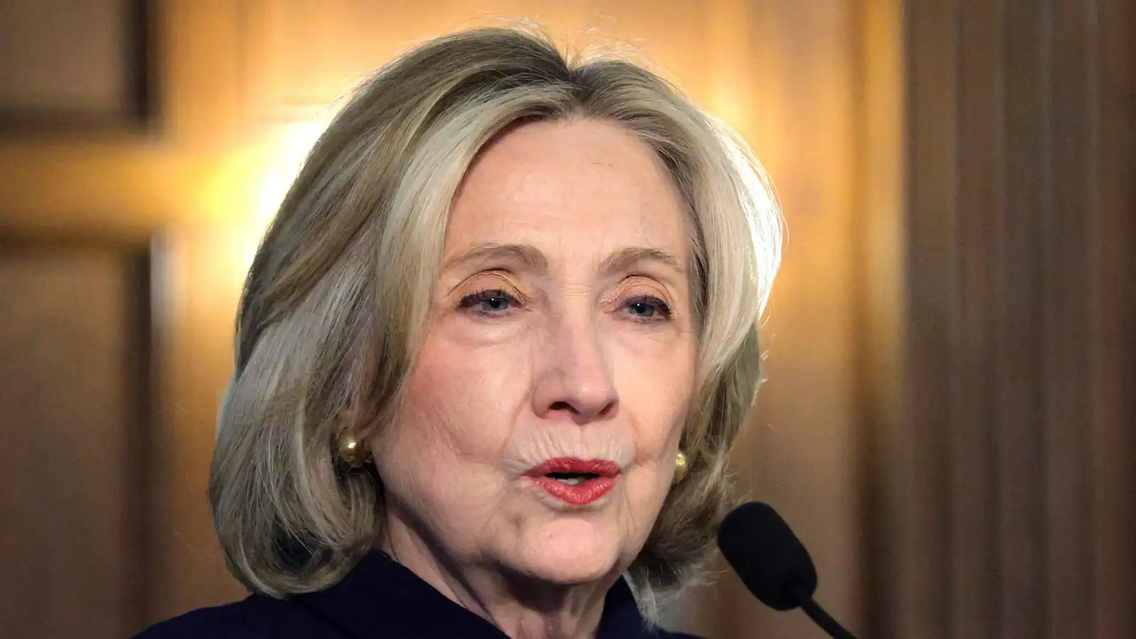 تحت التهديد بالملاحقة.. هيلاري كلينتون تدلي بشهادتها في "ملف إبستين"