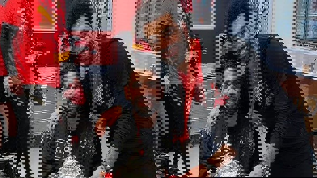 محمد صلاح ونجوم ليفربول يحتفلون مع مؤمن زكريا بلقب كأس الاتحاد الإنجليزي (فيديو)